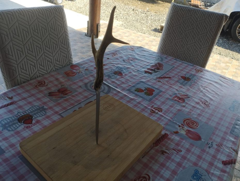 Cuțit de vânătoare confecționat manual