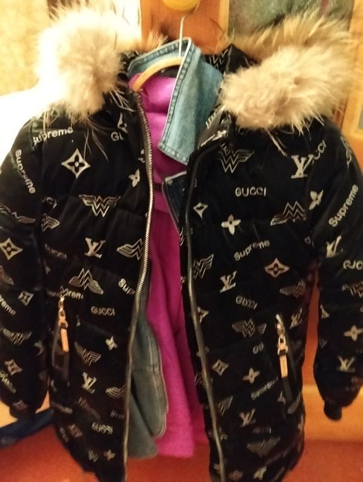 Продам куртку на девочку.