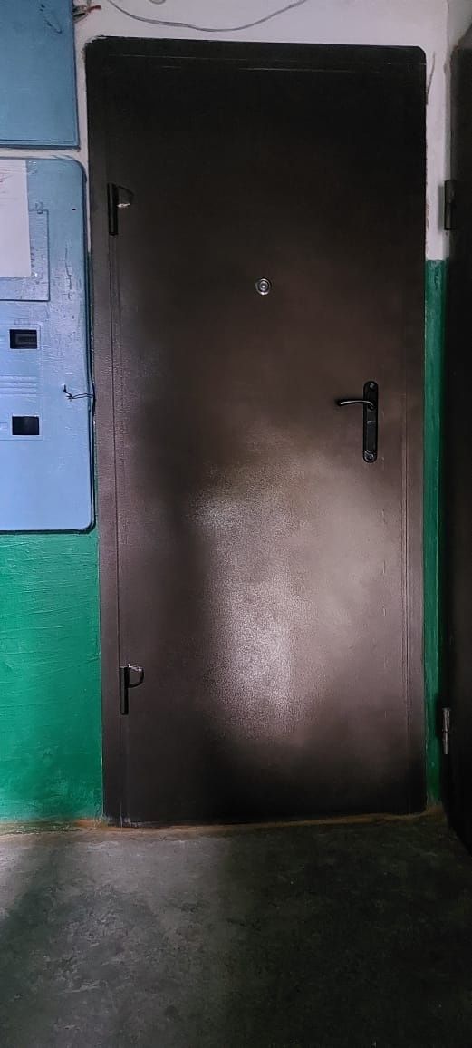 Продам металлическую входную дверь