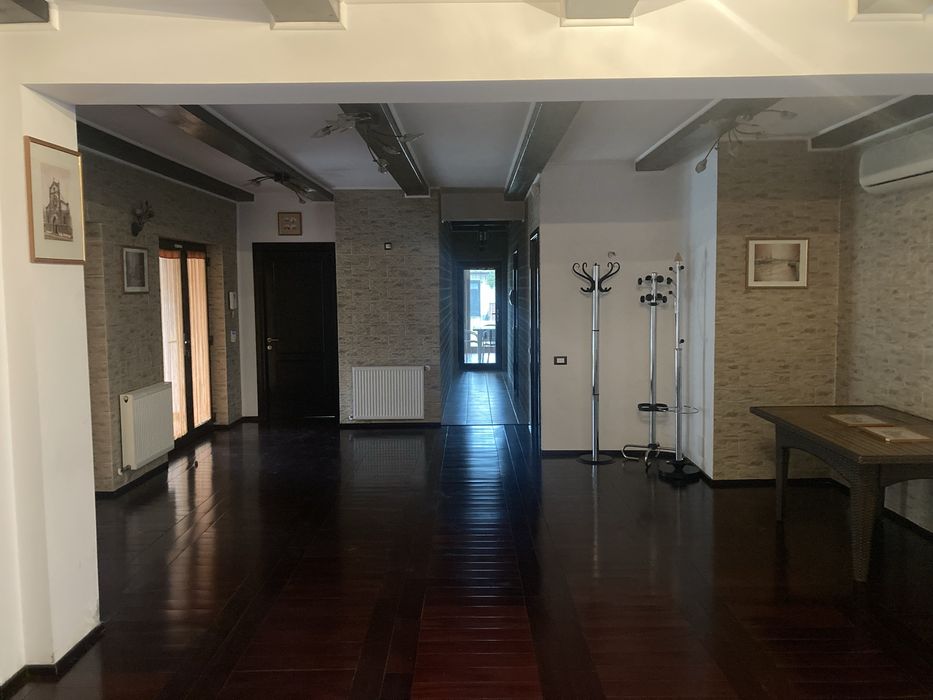 Inchiriez vila  cu curte mare