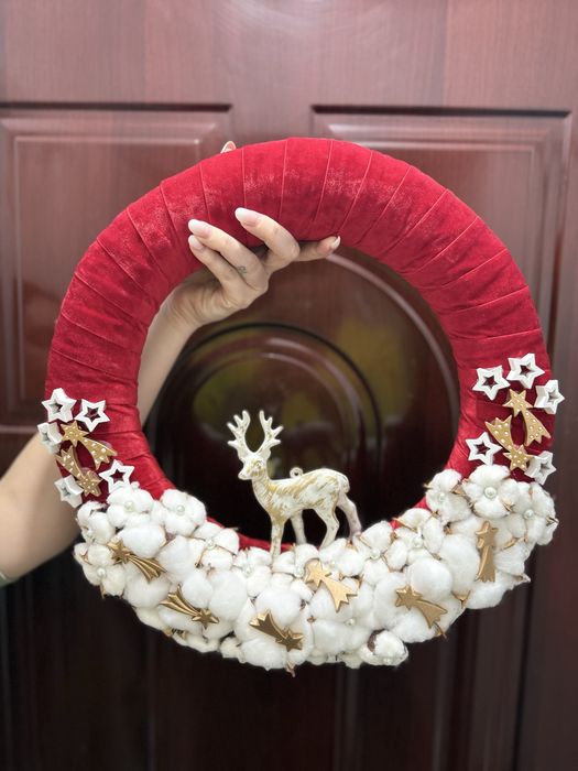 Coronita decorativa de Craciun cu catifea rosu cu alb, bumba. Handmade