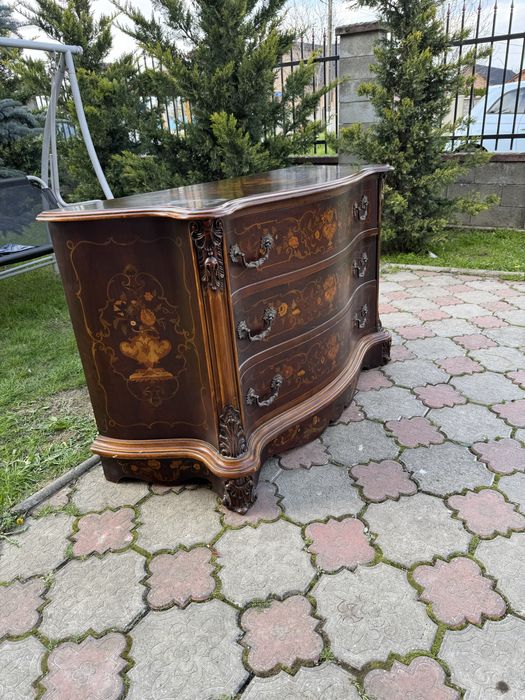 Comodă deosebită din lemn masiv cu intarsii și sculpturi