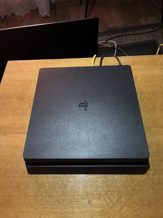 Продаю Playstation 4 slim 500gb
