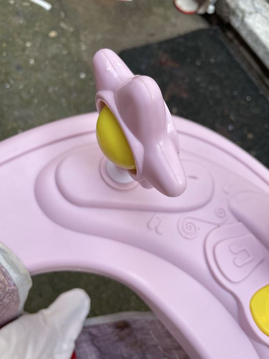 Premergator roz cu muzica