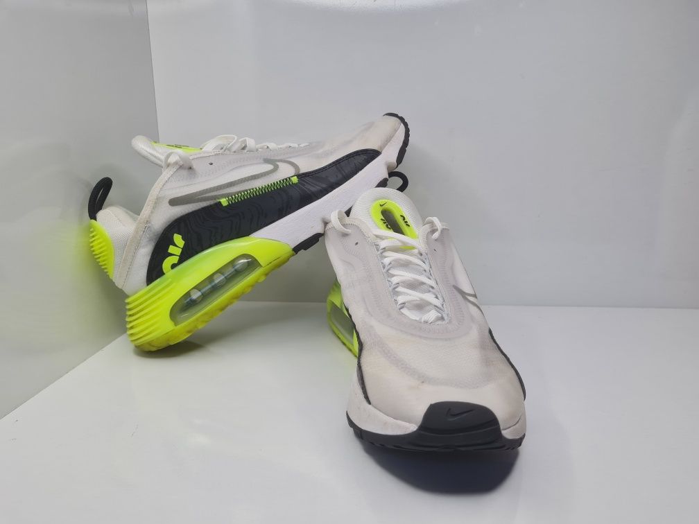 Маратонки Nike Air Max 2090

Носени,но в добро състояние. 
Камерите са