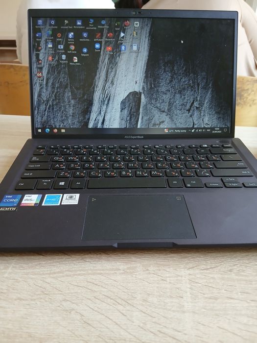 Asus Notbuk holati ideal dakument karobka zaryatchik hamma narsasi bor
