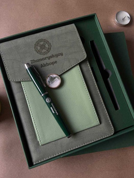 Корпоративные подарки — блокнот и ручка с гравировкой логотипа 35шгш