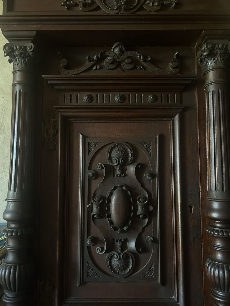 Vând credenț din lemn masiv sculptat