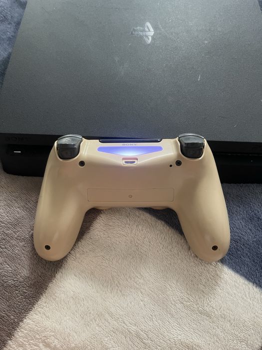 PS4 Slim + 1 manetă + 9 jocuri originale