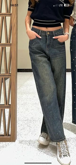 Джинсы стразами , хорошего качества ,