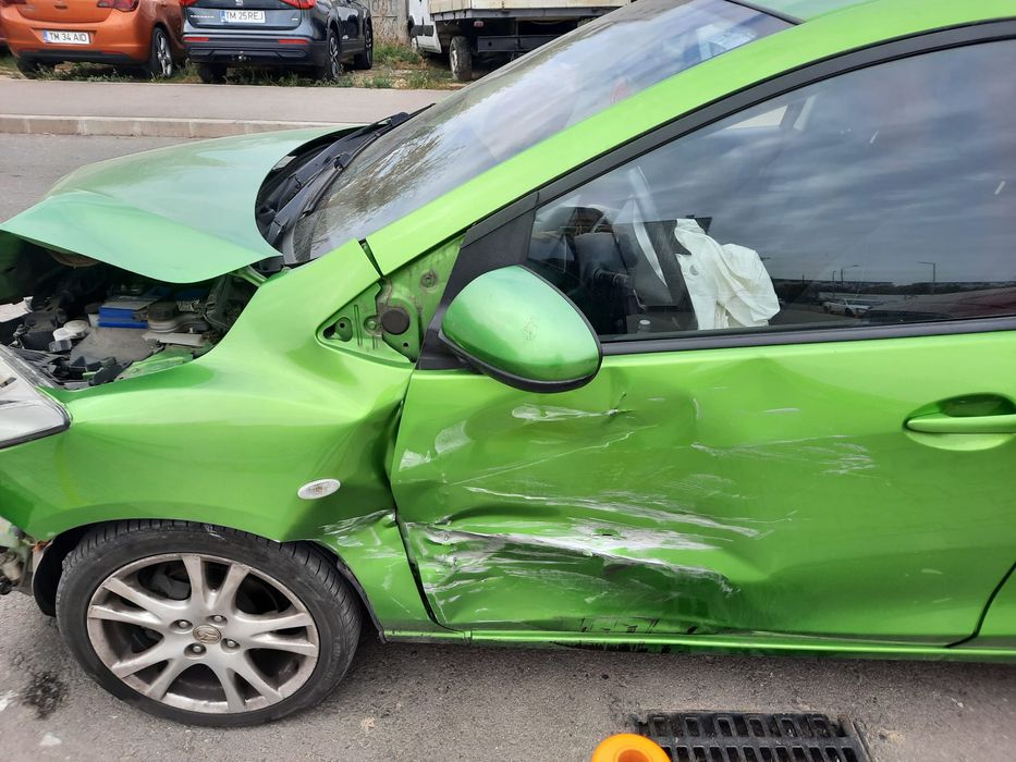 Vand Mazda 2 avariata
