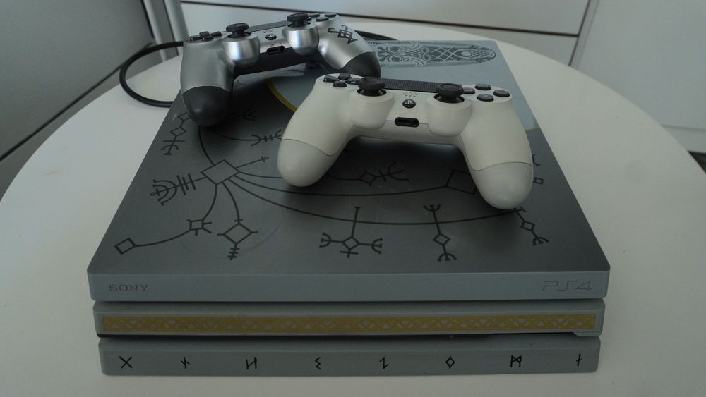 Playstation 4 Pro 1TB God Of War Edition с два джойстика