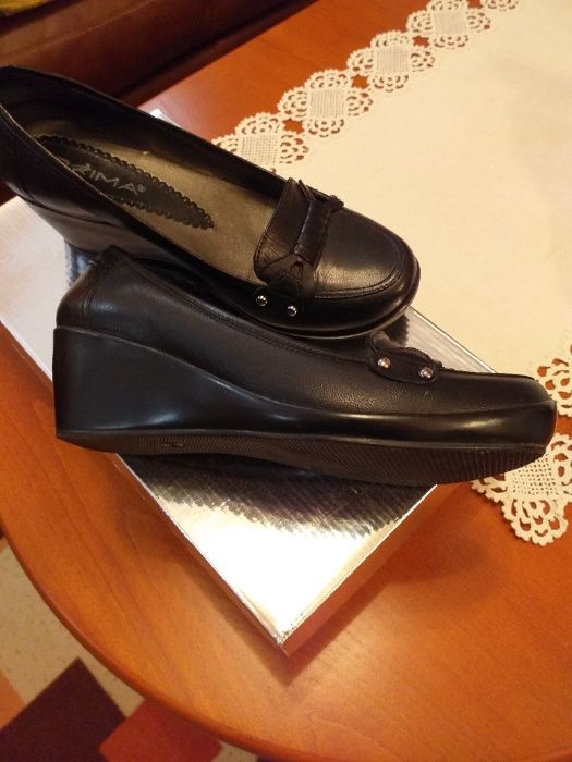 Продавам изгодно 2 чифта дамски италиански обувки от естествена кожа