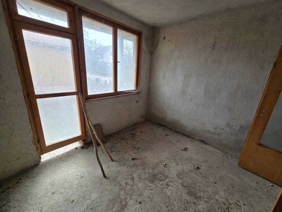 Продава се триетажна къща