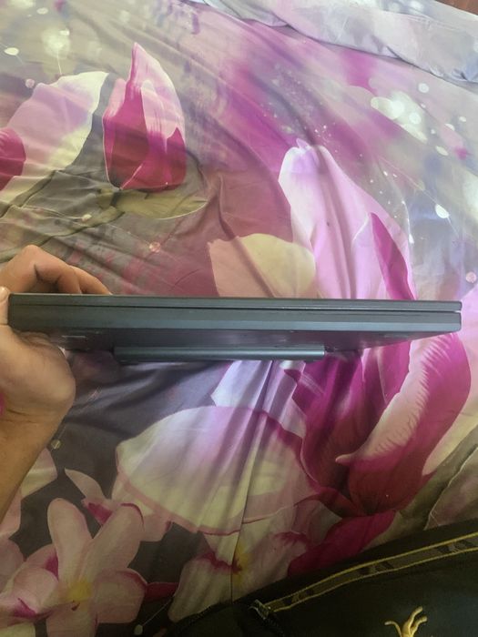Vând laptop Lenovo cu windows 10 Pro cu două baterii totul funcțional