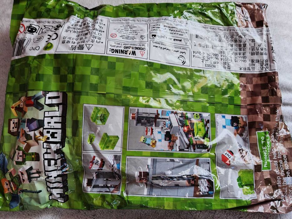 Joc tip Lego Minecraft 600 pcs Village Flying Dragon Mine