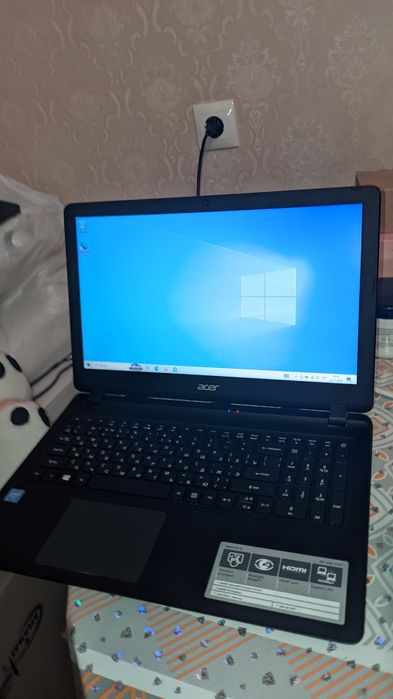 Acer Aspire ES 15 / 4GB / 500GB / идеальное состояние + сумка