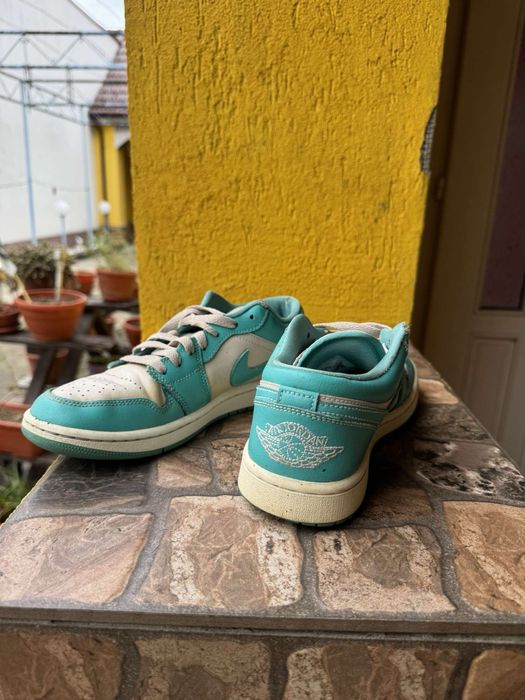 Vand Air Jordan Low Sanddrift , marimea 39, folositi de cateva ori .