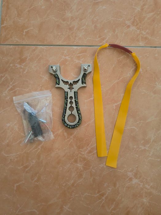 Praștie profesională + 100 bile + 3 benzi de rezeră