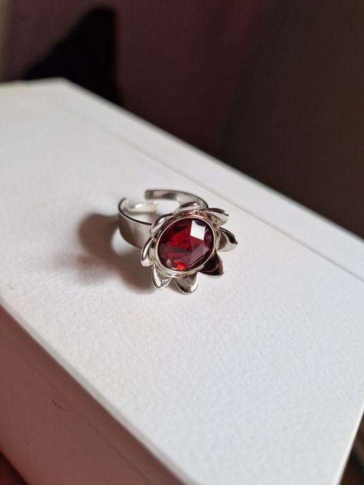 Inel argintiu cu piatră roșie