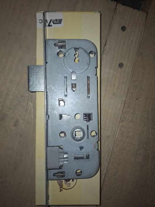 Brroască cu zăvor cu bila magnetica