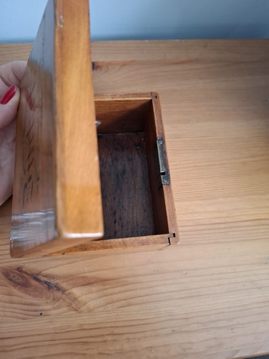 Cutie veche din lemn pentru bijuterii