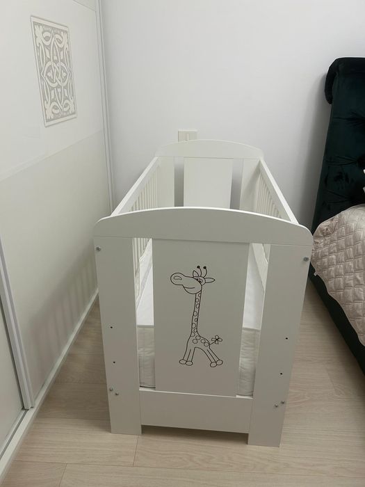 Patut copil mic aproape nou