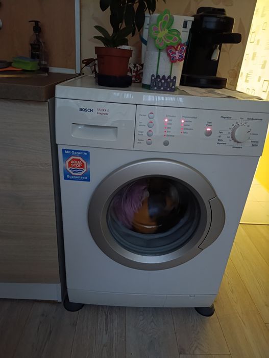 Продавам пералня бош