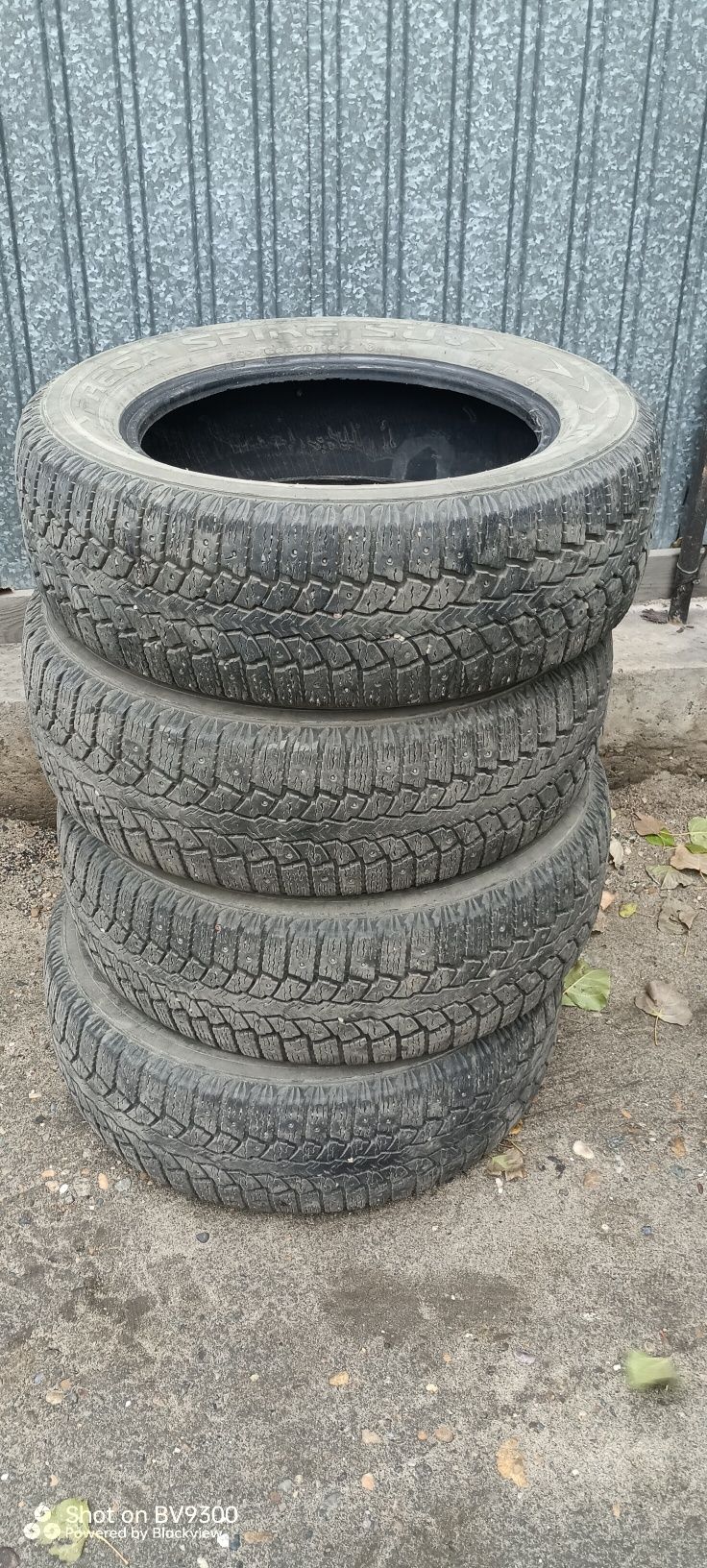 Продам зимние шины Maxxis.