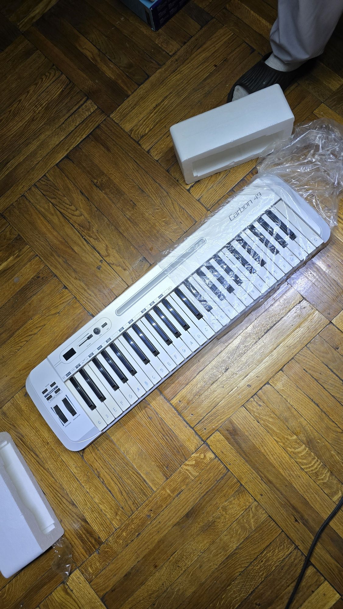 Продаётся: MIDI-клавиатура Samson Carbon 49 USB MIDI Controller