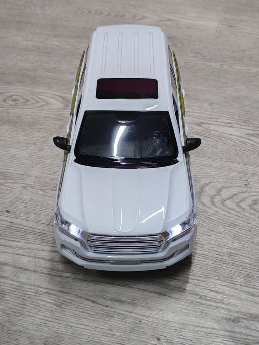 Продаётся Тойота ланд крузер крузак 200. Машина радио управлением 6+