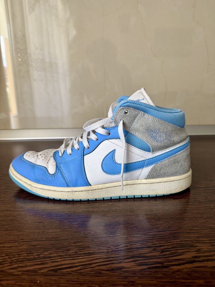 Jordan 1 mid University Blue