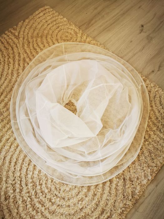 Vand rochie de mireasa + Crinolina