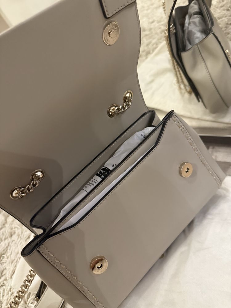 НОВА Дамска чанта Guess