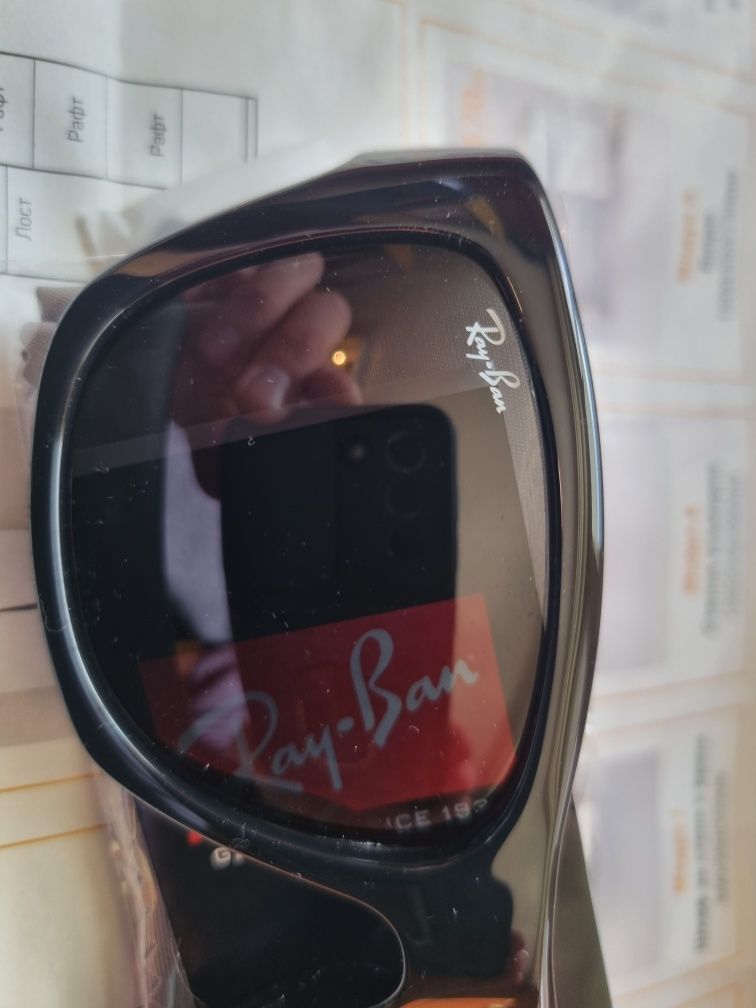 Слънчевите очила Ray-Ban RB4194 601