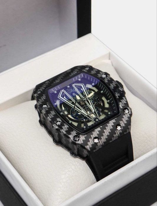 Erkaklar qol soati kvarts mexanizm va sana korsatkichli, qutisi bilan.