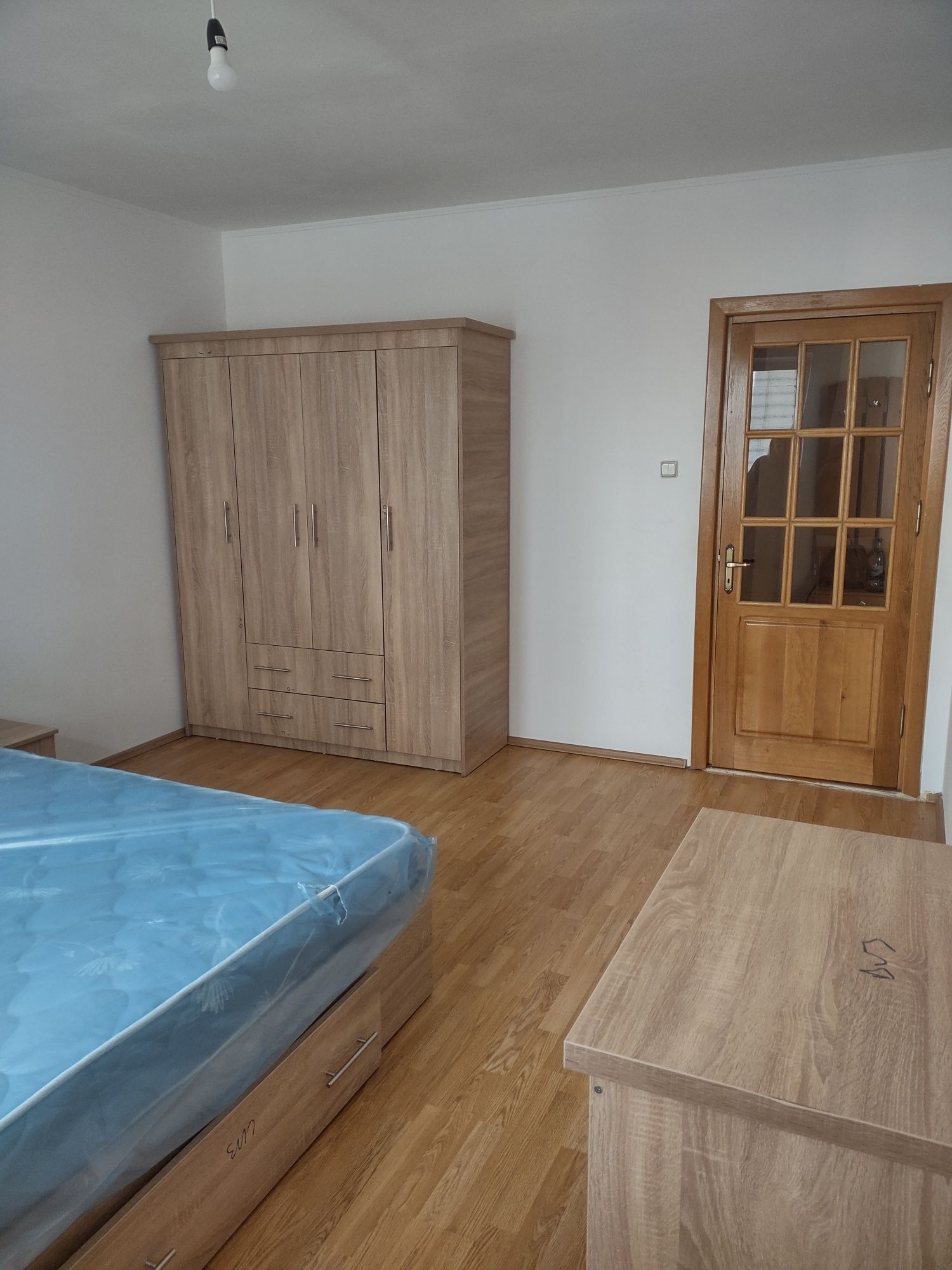 Închiriez apartament 3 camere