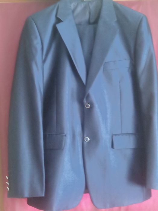 Продам мужские костюмы  темно- синего цвета ,46 размер и 48 размера се