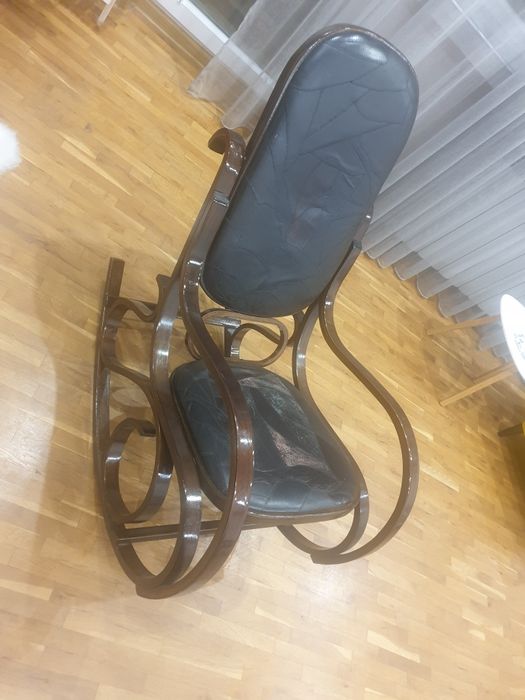 Дървен люлеещ се стол