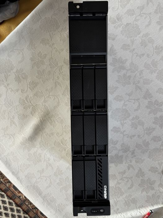 Продавам NAS QNAP TS-855eU-8G 64Gb + QXG-10G2TB + QM2-2P-344A