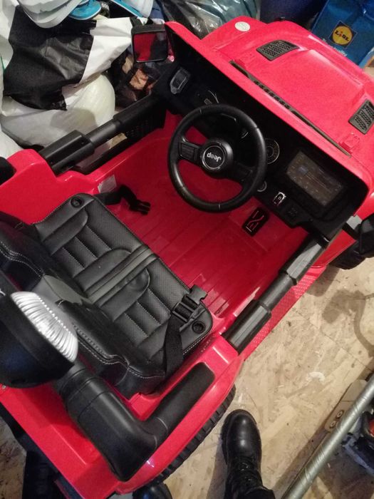 Vând mașinuța de copiii jeep