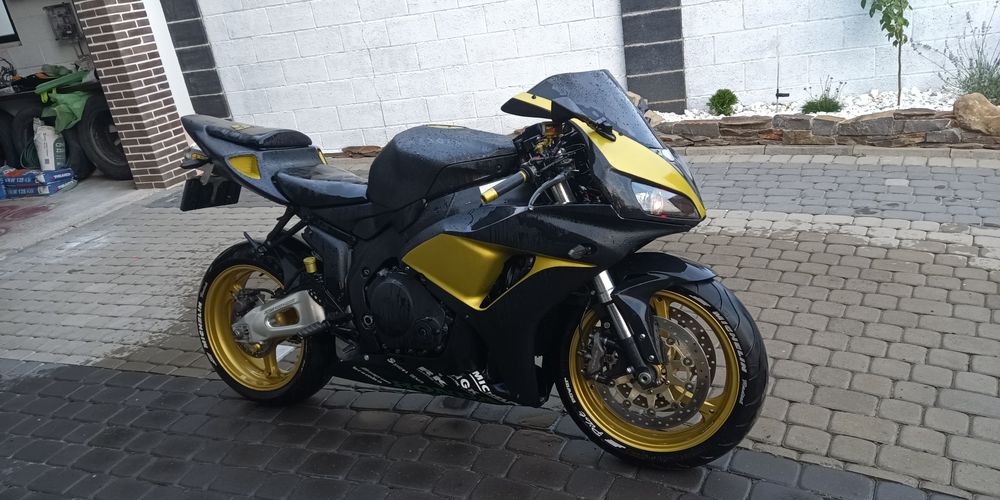 Honda CBR 1000 R  2006   (se conduce cu A2)