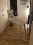 Birou bambus si lampa Ikea