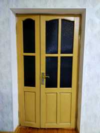 Двери деревянные крашенные