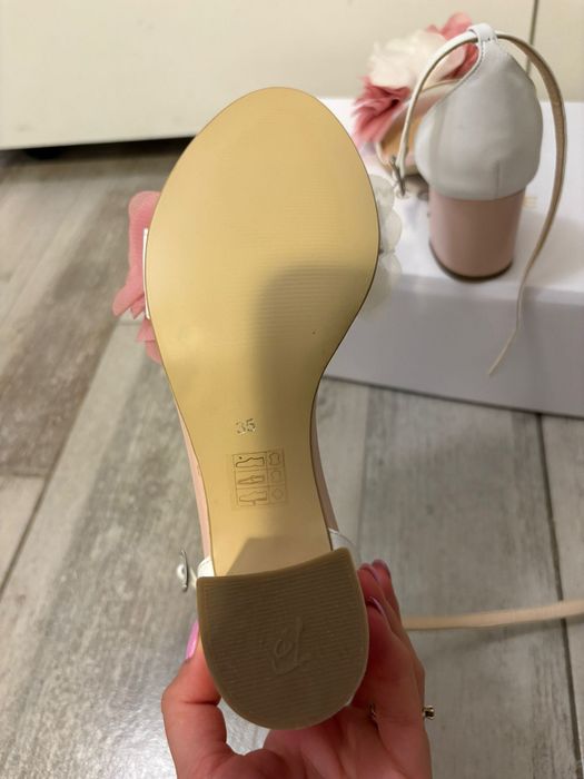 Sandale de piele, Ancolette