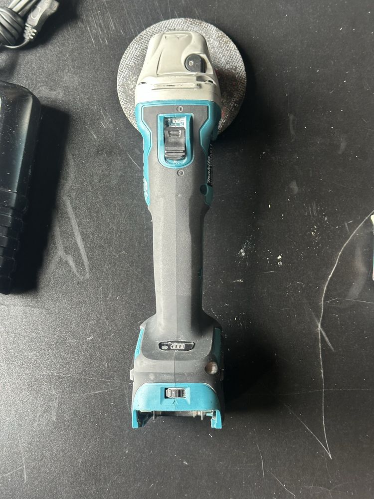 Акомулаторен ъглошлайв Makita DGA511