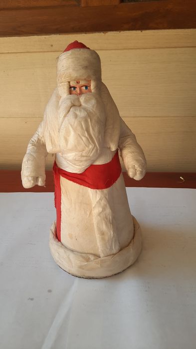 Дед мороз времен СССР и ёлочные игрушки.