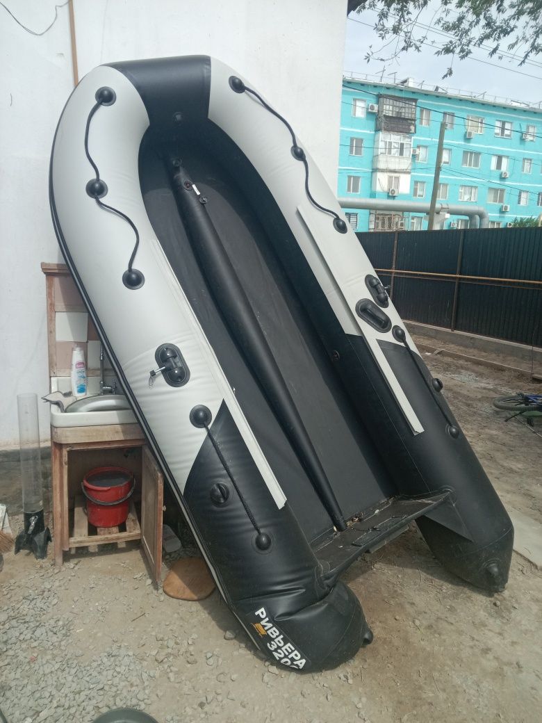 Лодка ревьера 3200