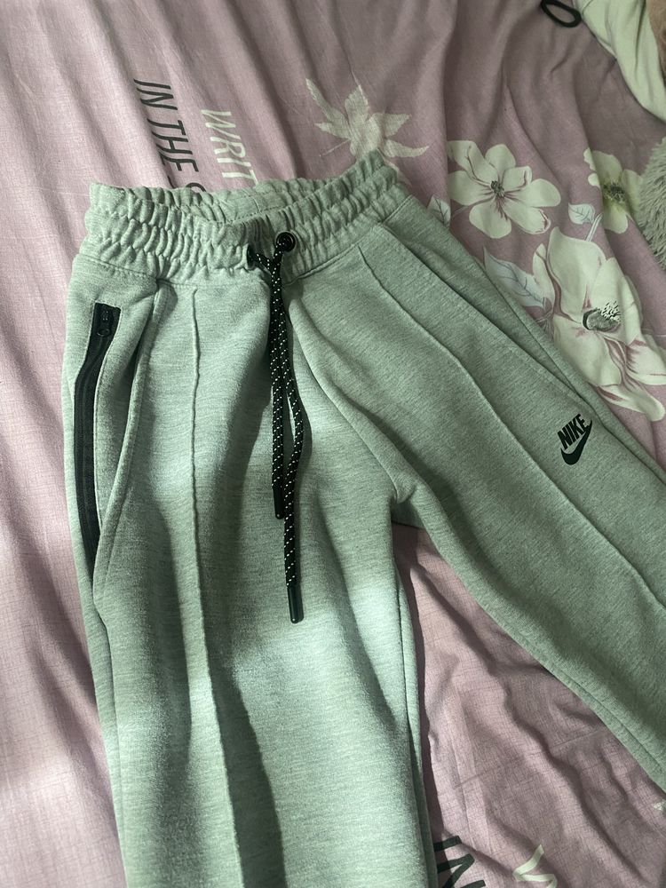 Nike tech fleece дамски