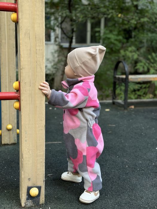 Флисовый комбинезон серо-розовый (74–80 см)